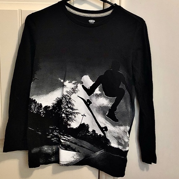 🦚Pick 2/$12-Black and White Skateboard Theme Long Sleeve Shirt- Boyd Size 10/12 - Picture 1 of 2